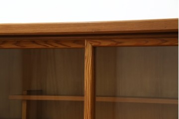 中古　豊かな表情を楽しめる屋久杉のガラス戸付き茶箪笥　定価約25万円　(R-085477)