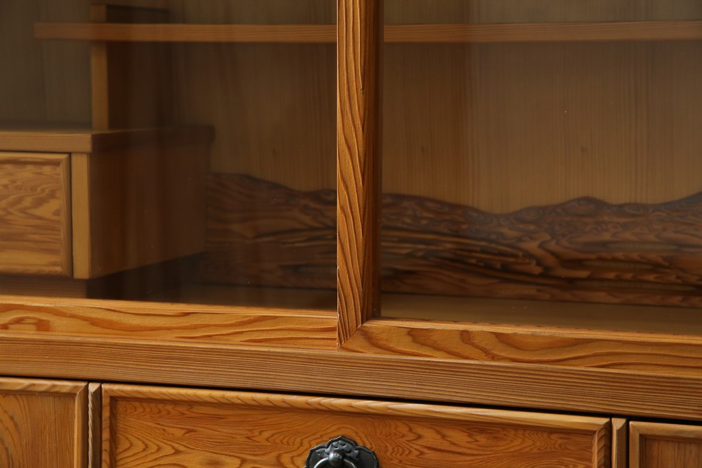 中古　豊かな表情を楽しめる屋久杉のガラス戸付き茶箪笥　定価約25万円　(R-085477)