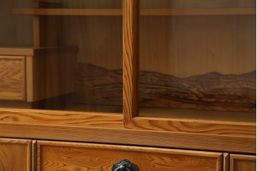 中古　豊かな表情を楽しめる屋久杉のガラス戸付き茶箪笥　定価約25万円　(R-085477)