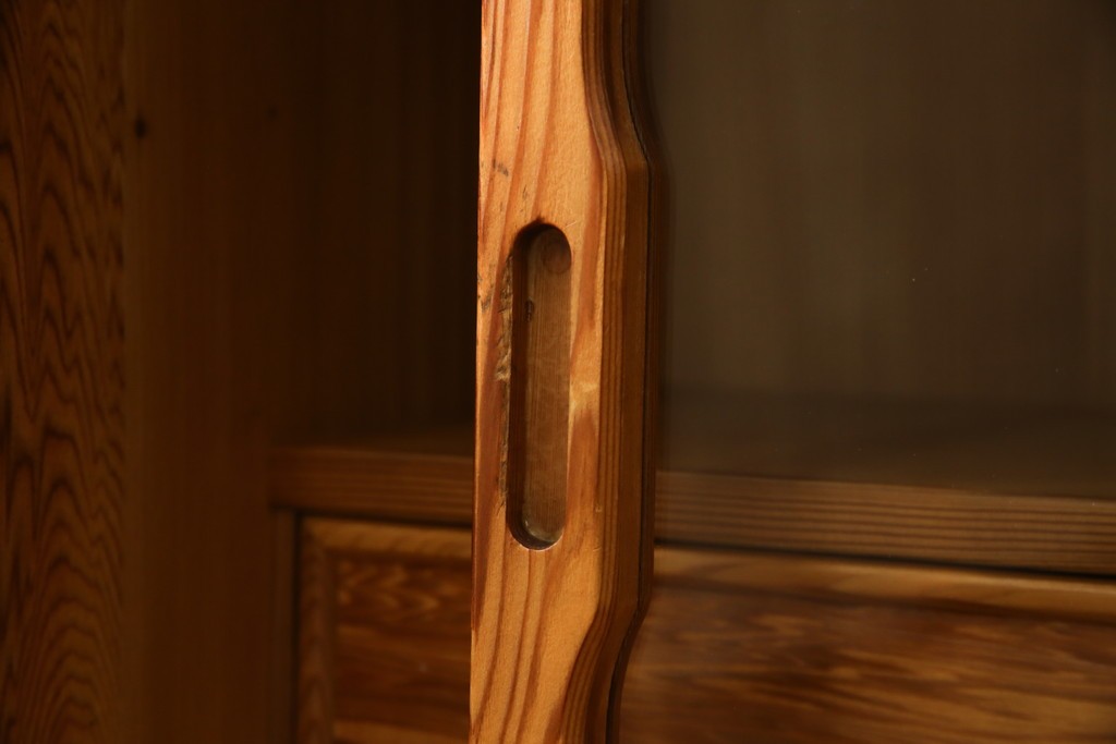 中古　豊かな表情を楽しめる屋久杉のガラス戸付き茶箪笥　定価約25万円　(R-085477)