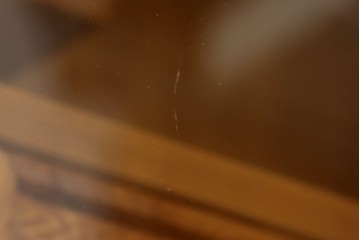 中古　豊かな表情を楽しめる屋久杉のガラス戸付き茶箪笥　定価約25万円　(R-085477)