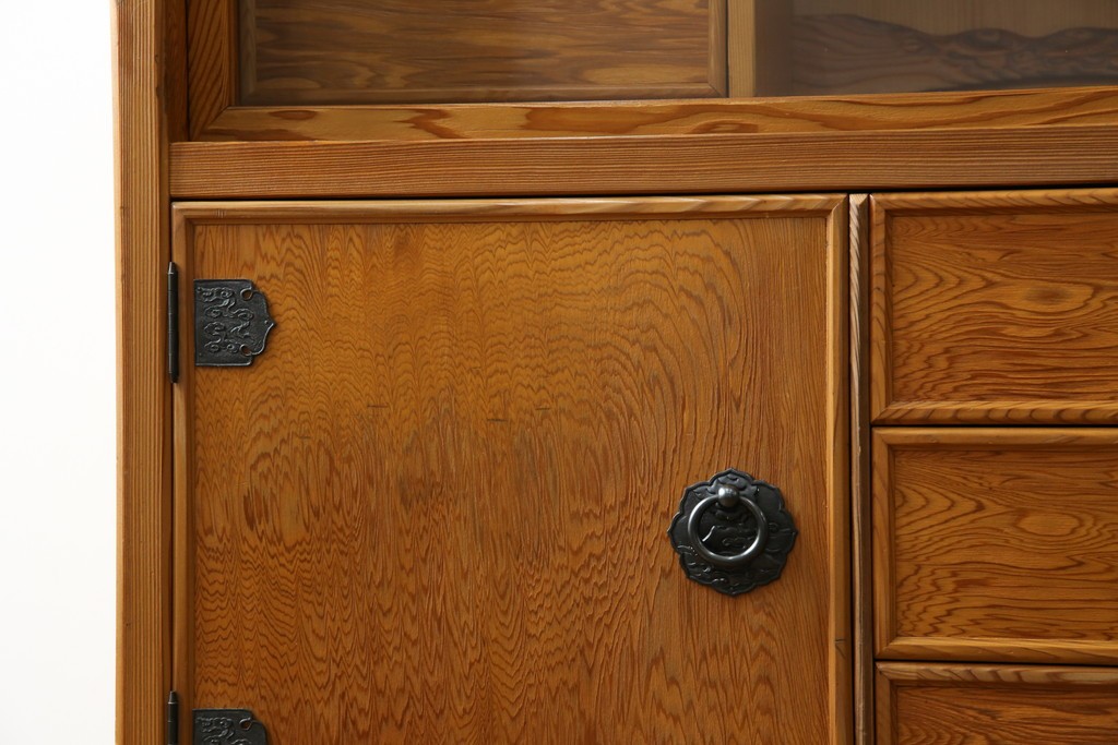 中古　豊かな表情を楽しめる屋久杉のガラス戸付き茶箪笥　定価約25万円　(R-085477)