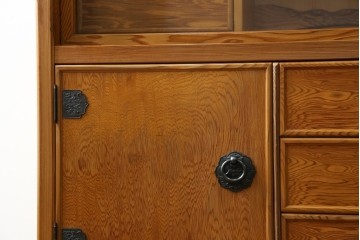 中古　豊かな表情を楽しめる屋久杉のガラス戸付き茶箪笥　定価約25万円　(R-085477)