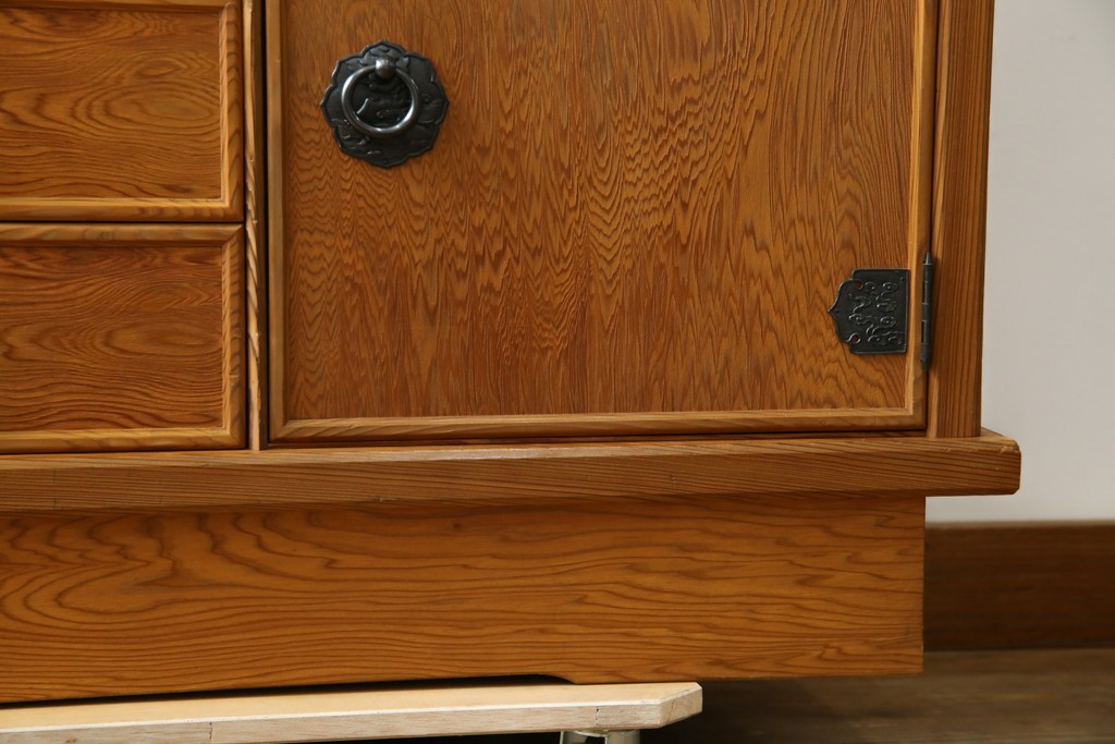 中古　豊かな表情を楽しめる屋久杉のガラス戸付き茶箪笥　定価約25万円　(R-085477)