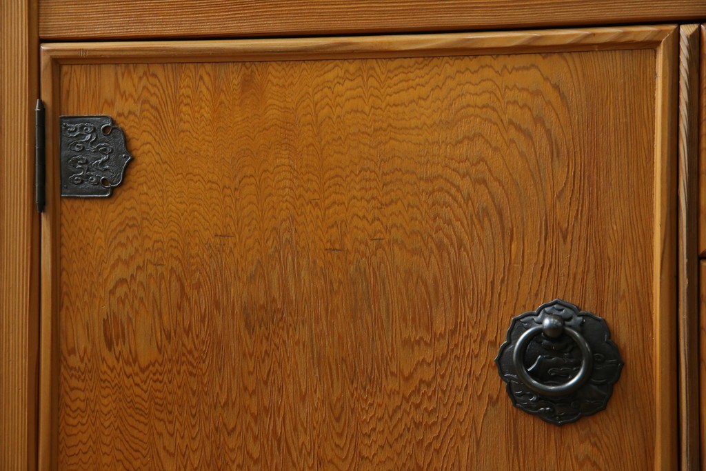 中古　豊かな表情を楽しめる屋久杉のガラス戸付き茶箪笥　定価約25万円　(R-085477)