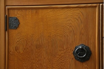 中古　豊かな表情を楽しめる屋久杉のガラス戸付き茶箪笥　定価約25万円　(R-085477)