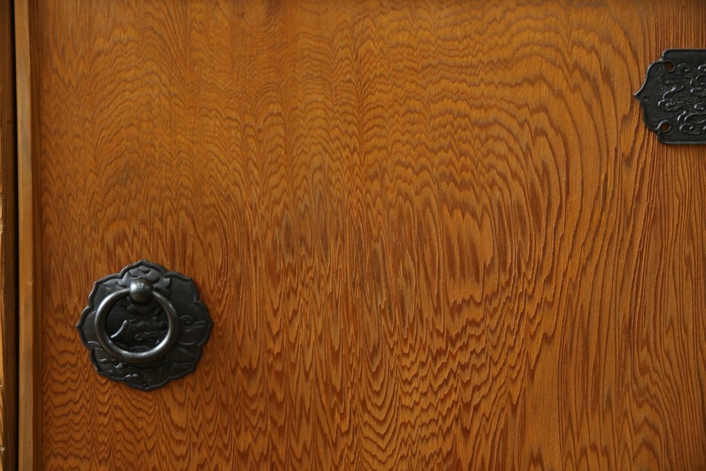 中古　豊かな表情を楽しめる屋久杉のガラス戸付き茶箪笥　定価約25万円　(R-085477)