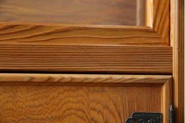 中古　豊かな表情を楽しめる屋久杉のガラス戸付き茶箪笥　定価約25万円　(R-085477)