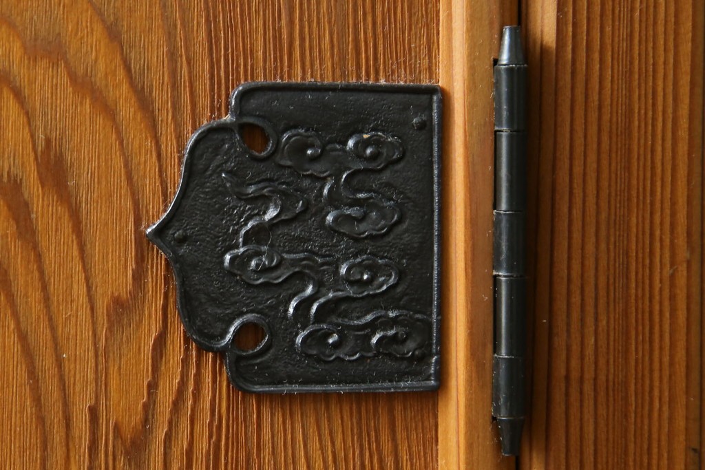 中古　豊かな表情を楽しめる屋久杉のガラス戸付き茶箪笥　定価約25万円　(R-085477)