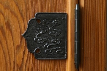 中古　豊かな表情を楽しめる屋久杉のガラス戸付き茶箪笥　定価約25万円　(R-085477)