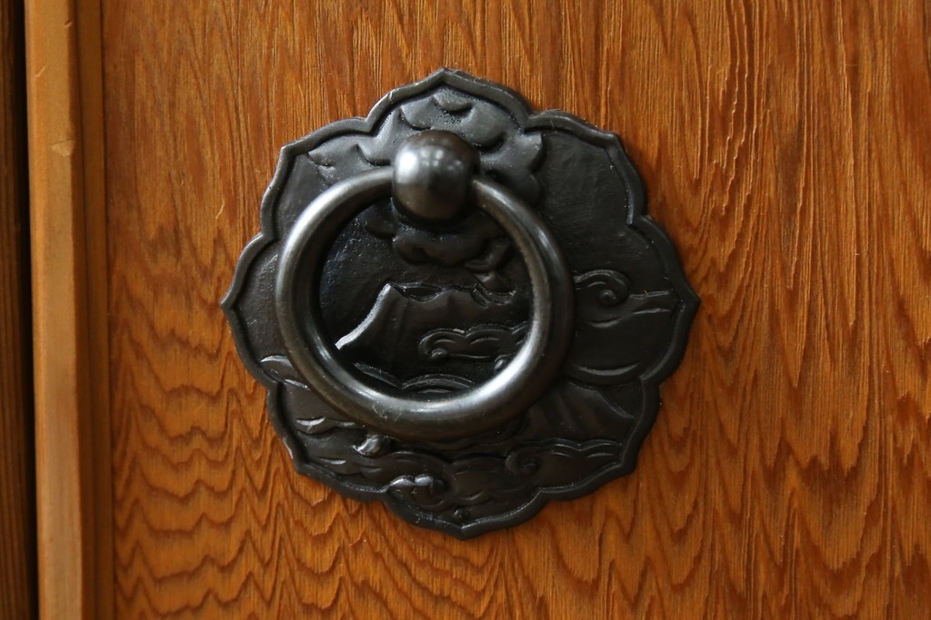 中古　豊かな表情を楽しめる屋久杉のガラス戸付き茶箪笥　定価約25万円　(R-085477)