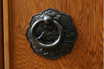 中古　豊かな表情を楽しめる屋久杉のガラス戸付き茶箪笥　定価約25万円　(R-085477)