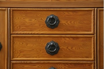 中古　豊かな表情を楽しめる屋久杉のガラス戸付き茶箪笥　定価約25万円　(R-085477)