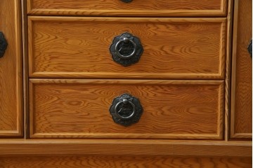 中古　豊かな表情を楽しめる屋久杉のガラス戸付き茶箪笥　定価約25万円　(R-085477)