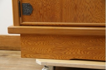 中古　豊かな表情を楽しめる屋久杉のガラス戸付き茶箪笥　定価約25万円　(R-085477)