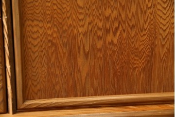 中古　豊かな表情を楽しめる屋久杉のガラス戸付き茶箪笥　定価約25万円　(R-085477)