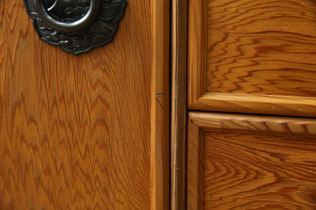 中古　豊かな表情を楽しめる屋久杉のガラス戸付き茶箪笥　定価約25万円　(R-085477)