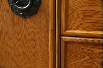 中古　豊かな表情を楽しめる屋久杉のガラス戸付き茶箪笥　定価約25万円　(R-085477)