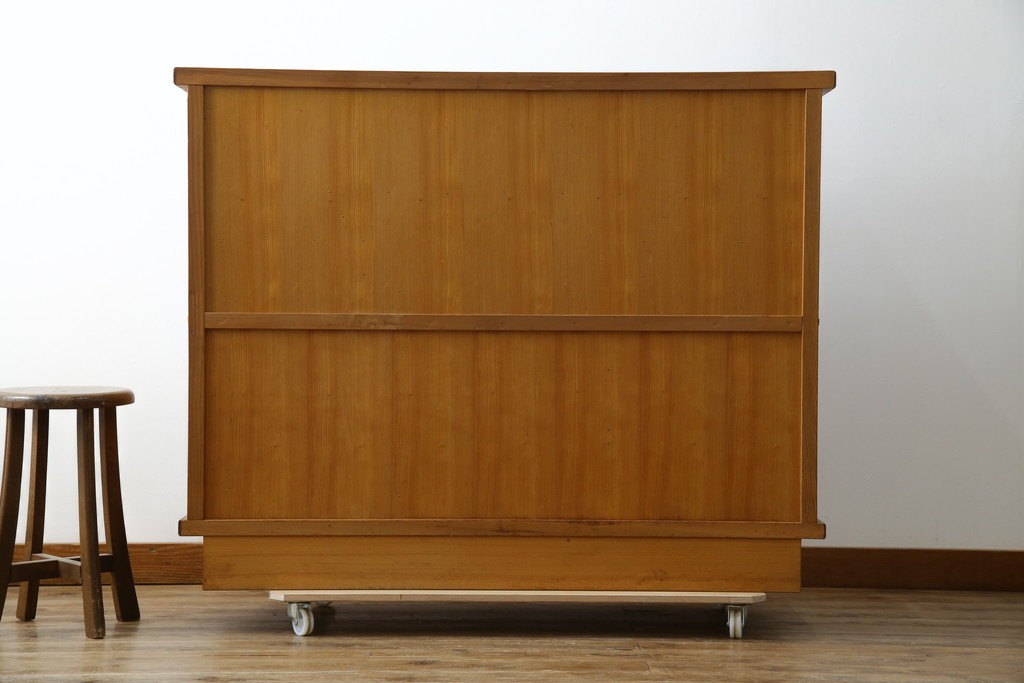 中古　豊かな表情を楽しめる屋久杉のガラス戸付き茶箪笥　定価約25万円　(R-085477)