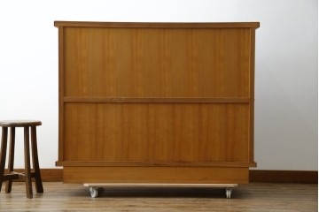 中古　豊かな表情を楽しめる屋久杉のガラス戸付き茶箪笥　定価約25万円　(R-085477)