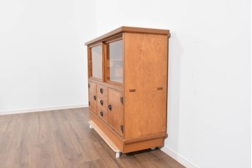 中古　豊かな表情を楽しめる屋久杉のガラス戸付き茶箪笥　定価約25万円相当　(R-085477)