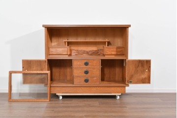 中古　豊かな表情を楽しめる屋久杉のガラス戸付き茶箪笥　定価約25万円相当　(R-085477)