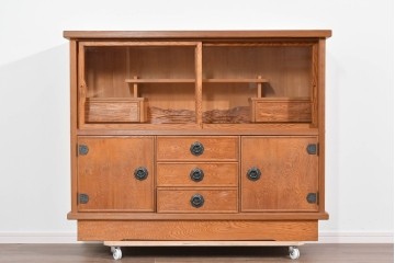 中古　豊かな表情を楽しめる屋久杉のガラス戸付き茶箪笥　定価約25万円相当　(R-085477)