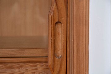 中古　豊かな表情を楽しめる屋久杉のガラス戸付き茶箪笥　定価約25万円相当　(R-085477)