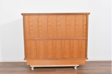 中古　豊かな表情を楽しめる屋久杉のガラス戸付き茶箪笥　定価約25万円相当　(R-085477)