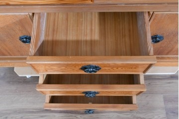 中古　豊かな表情を楽しめる屋久杉のガラス戸付き茶箪笥　定価約25万円相当　(R-085477)