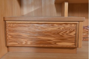 中古　豊かな表情を楽しめる屋久杉のガラス戸付き茶箪笥　定価約25万円相当　(R-085477)