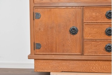 中古　豊かな表情を楽しめる屋久杉のガラス戸付き茶箪笥　定価約25万円相当　(R-085477)