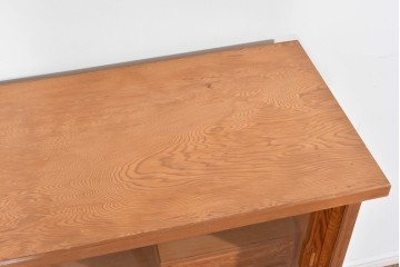 中古　豊かな表情を楽しめる屋久杉のガラス戸付き茶箪笥　定価約25万円相当　(R-085477)