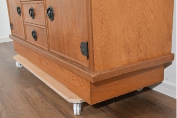 中古　豊かな表情を楽しめる屋久杉のガラス戸付き茶箪笥　定価約25万円相当　(R-085477)