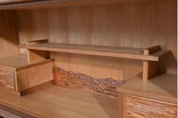 中古　豊かな表情を楽しめる屋久杉のガラス戸付き茶箪笥　定価約25万円相当　(R-085477)