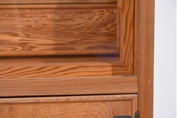 中古　豊かな表情を楽しめる屋久杉のガラス戸付き茶箪笥　定価約25万円相当　(R-085477)