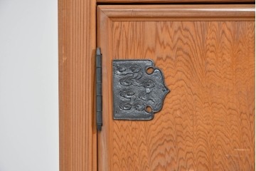 中古　豊かな表情を楽しめる屋久杉のガラス戸付き茶箪笥　定価約25万円相当　(R-085477)