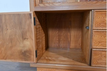 中古　豊かな表情を楽しめる屋久杉のガラス戸付き茶箪笥　定価約25万円相当　(R-085477)