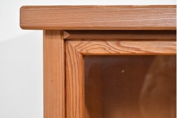 中古　豊かな表情を楽しめる屋久杉のガラス戸付き茶箪笥　定価約25万円相当　(R-085477)