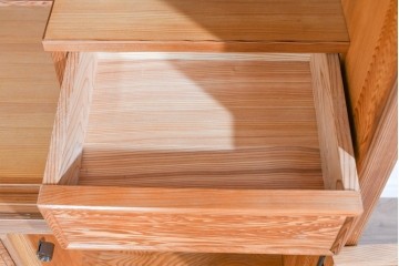 中古　豊かな表情を楽しめる屋久杉のガラス戸付き茶箪笥　定価約25万円相当　(R-085477)