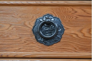 中古　豊かな表情を楽しめる屋久杉のガラス戸付き茶箪笥　定価約25万円相当　(R-085477)