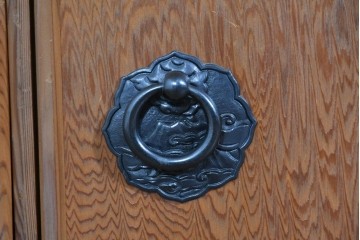 中古　豊かな表情を楽しめる屋久杉のガラス戸付き茶箪笥　定価約25万円相当　(R-085477)