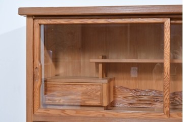 中古　豊かな表情を楽しめる屋久杉のガラス戸付き茶箪笥　定価約25万円相当　(R-085477)