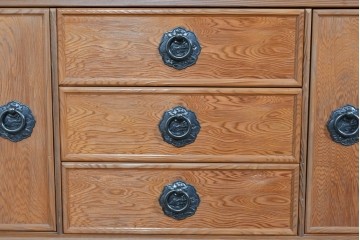 中古　豊かな表情を楽しめる屋久杉のガラス戸付き茶箪笥　定価約25万円相当　(R-085477)