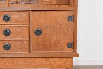 中古　豊かな表情を楽しめる屋久杉のガラス戸付き茶箪笥　定価約25万円相当　(R-085477)