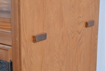 中古　豊かな表情を楽しめる屋久杉のガラス戸付き茶箪笥　定価約25万円相当　(R-085477)