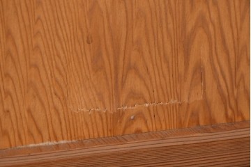 中古　豊かな表情を楽しめる屋久杉のガラス戸付き茶箪笥　定価約25万円相当　(R-085477)