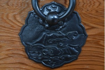 中古　豊かな表情を楽しめる屋久杉のガラス戸付き茶箪笥　定価約25万円相当　(R-085477)