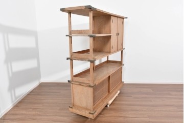 和製ヴィンテージ　大型サイズ　工芸品　真鍮金具付き　高級杉材を贅沢に使用した職人手作りの茶棚　(R-085478)