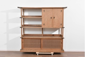 和製ヴィンテージ　大型サイズ　工芸品　真鍮金具付き　高級杉材を贅沢に使用した職人手作りの茶棚　(R-085478)